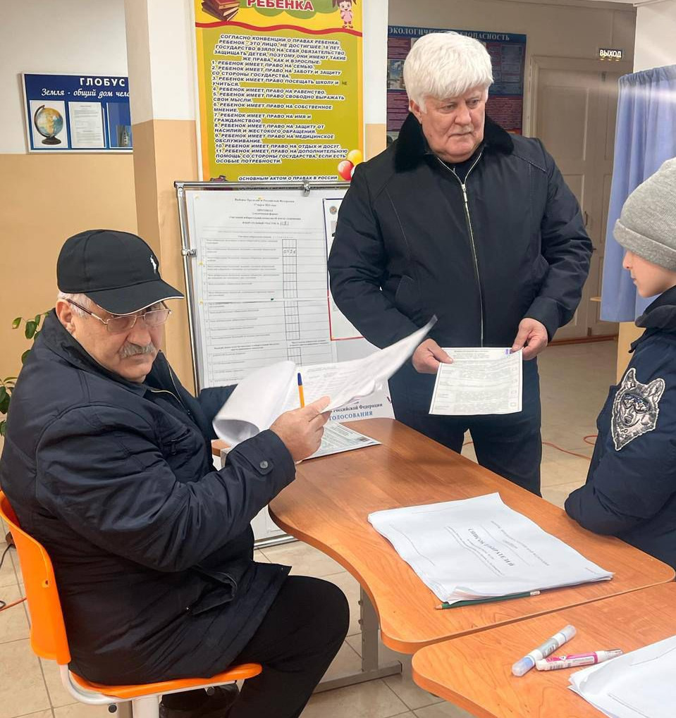 Магомед-Гаджи Айдиев вместе с родными и близкими принял участие в голосовании за Президента РФ.
